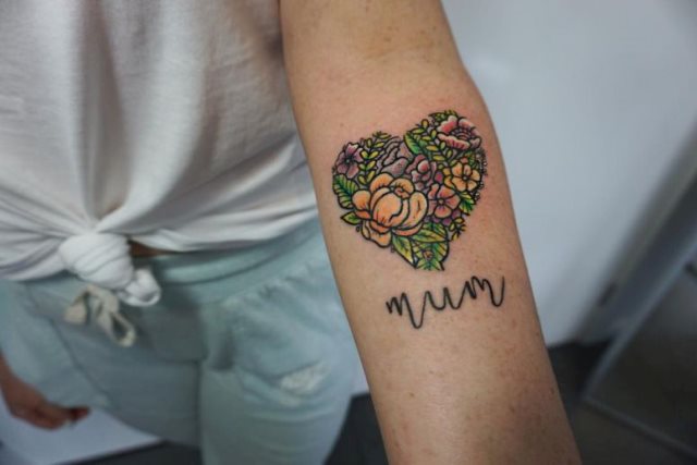 tattoo femenino con un corazon 19
