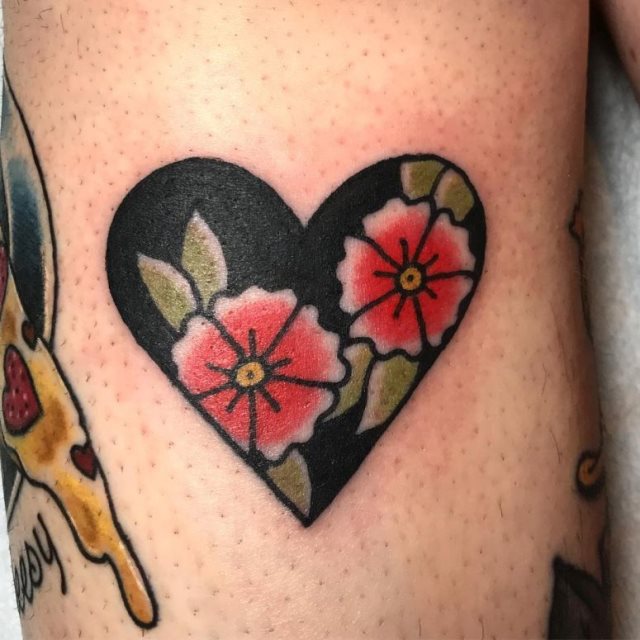 tattoo femenino con un corazon 21