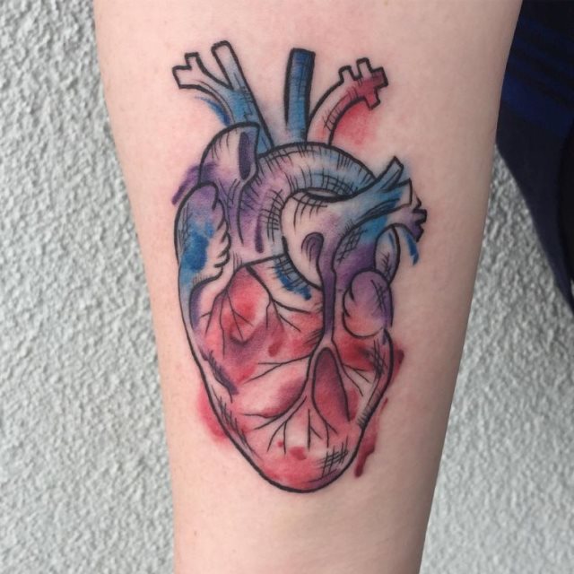 tattoo femenino con un corazon 22