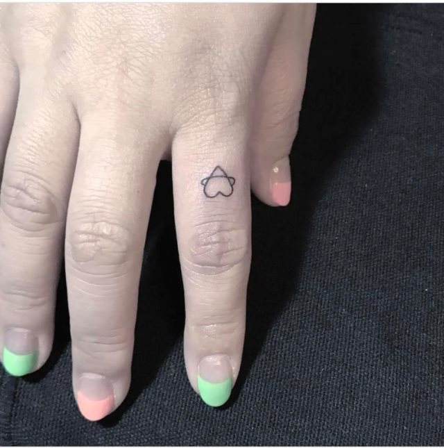 tattoo femenino con un corazon 23