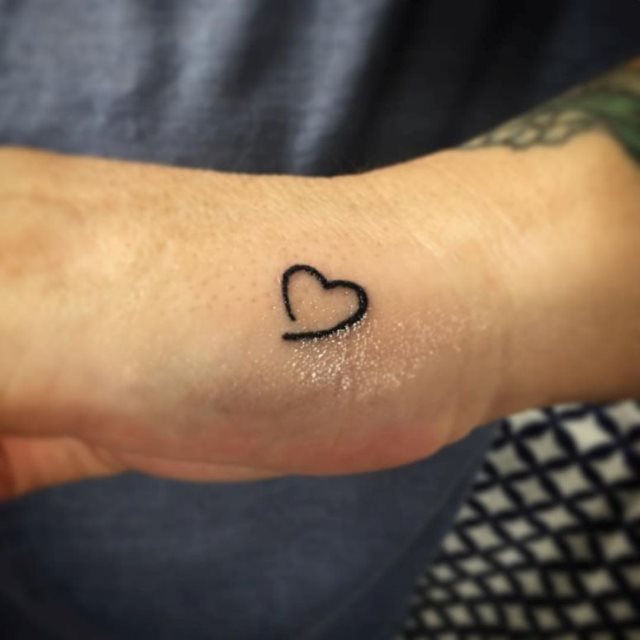 tattoo femenino con un corazon 24