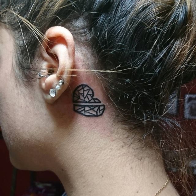 tattoo femenino con un corazon 25