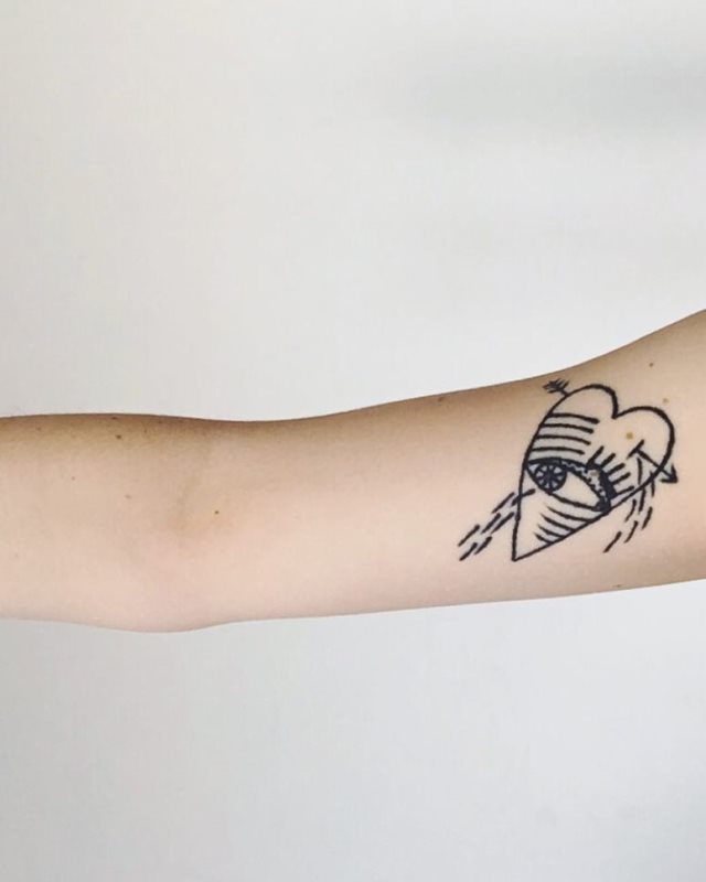 tattoo femenino con un corazon 28