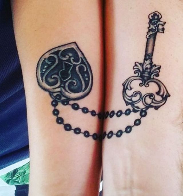 tattoo femenino con un corazon 32