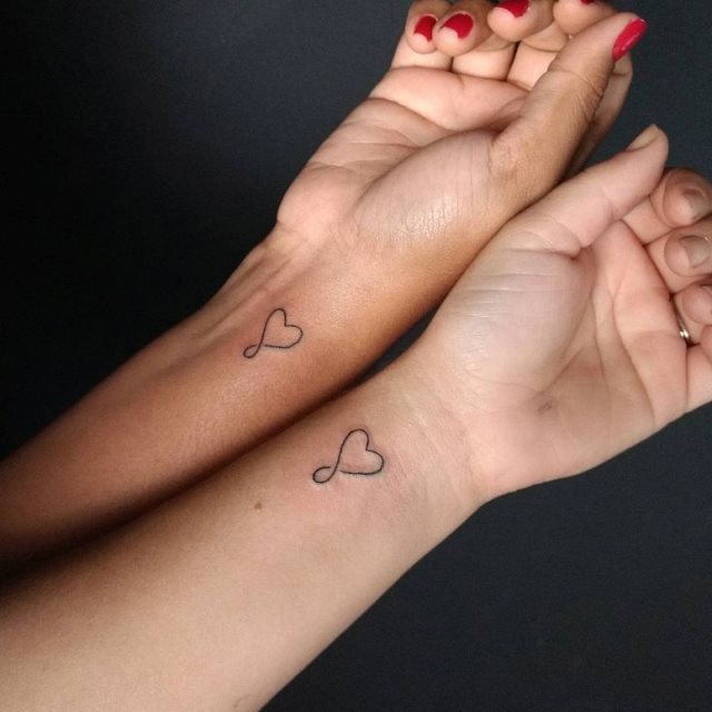 tattoo femenino con un corazon 33