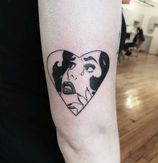 tattoo femenino con un corazon 34
