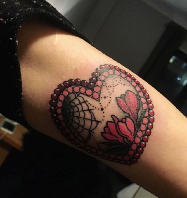 tattoo femenino con un corazon 37