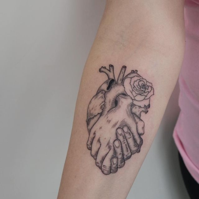 tattoo femenino con un corazon 38