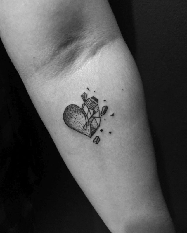 tattoo femenino con un corazon 39
