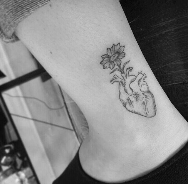 tattoo femenino con un corazon 40