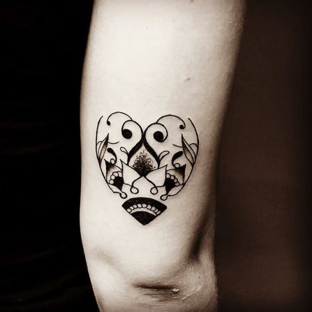 tattoo femenino con un corazon 44
