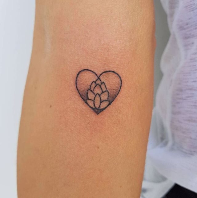 tattoo femenino con un corazon 46