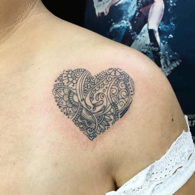 tattoo femenino con un corazon 47