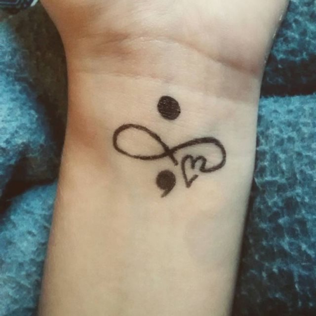 tattoo femenino con un corazon 48