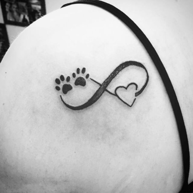 tattoo femenino con un corazon 49