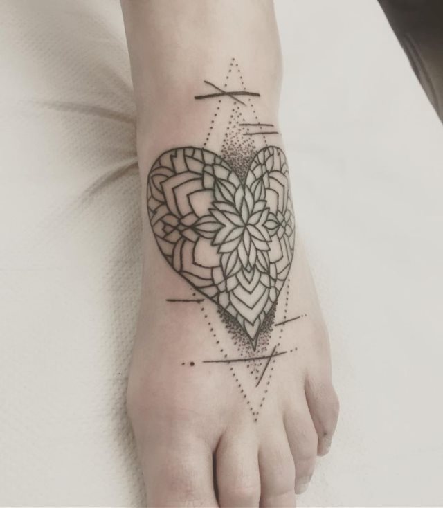 tattoo femenino con un corazon 60