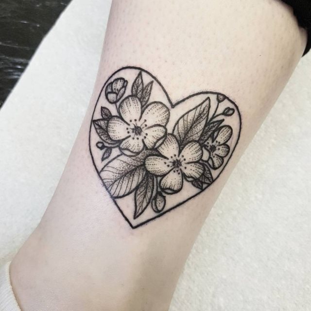 tattoo femenino con un corazon 63