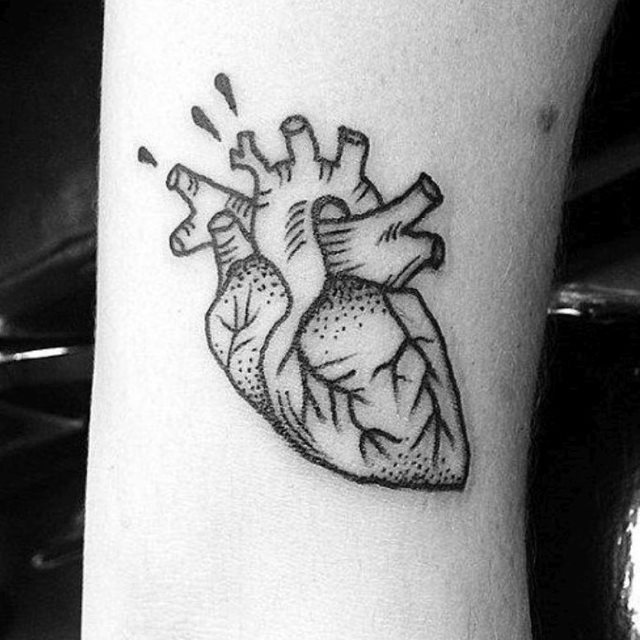 tattoo femenino con un corazon 64