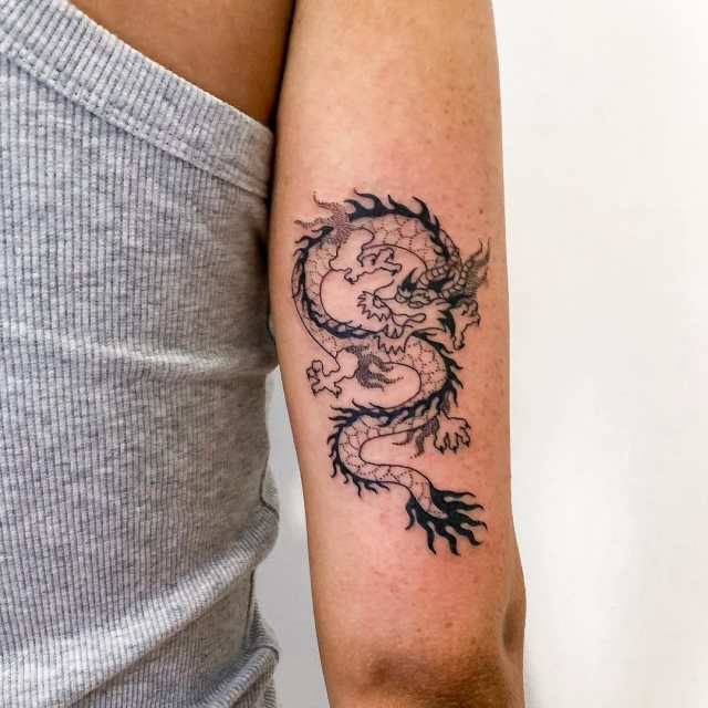 tattoo femenino con un dragon 01