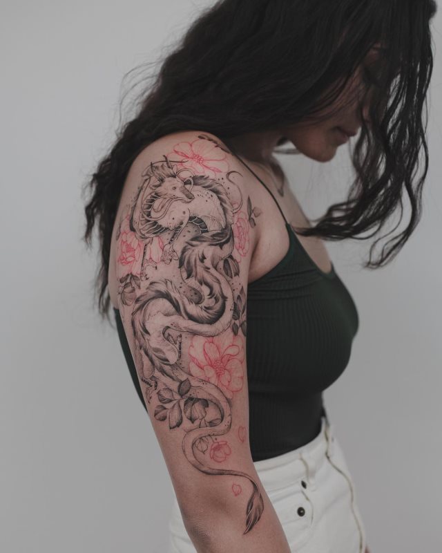 tattoo femenino con un dragon 02