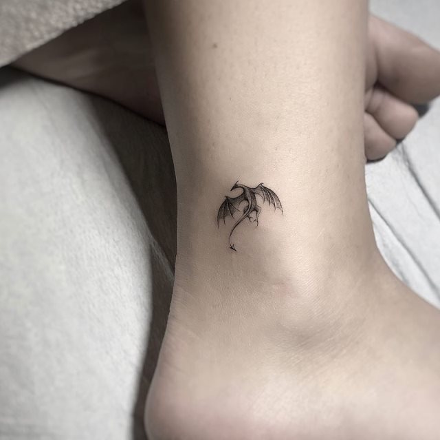 tattoo femenino con un dragon 04