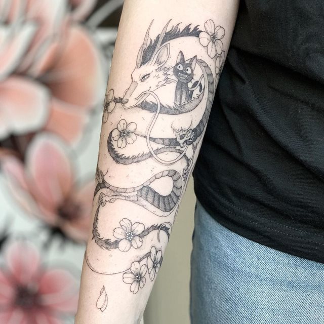 tattoo femenino con un dragon 06