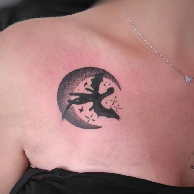 tattoo femenino con un dragon 08
