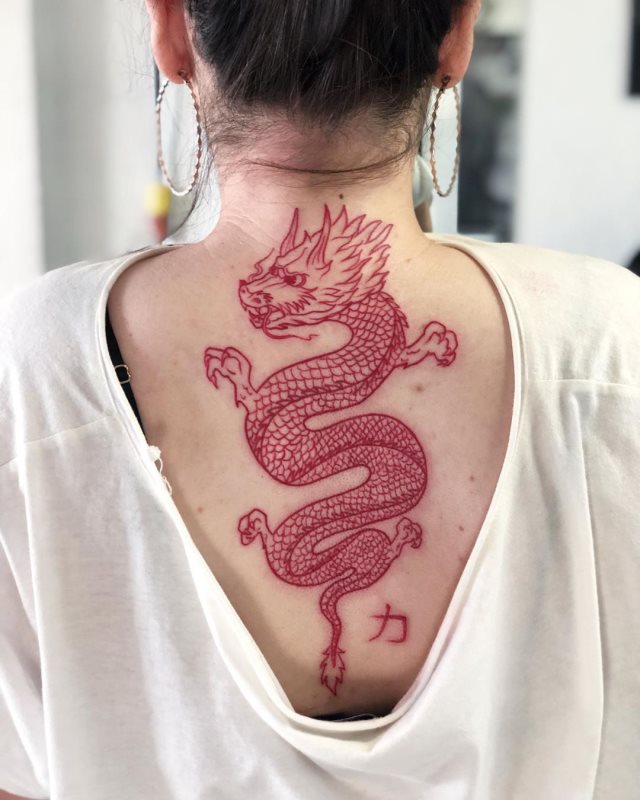 tattoo femenino con un dragon 09