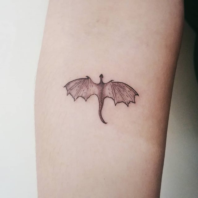 tattoo femenino con un dragon 10