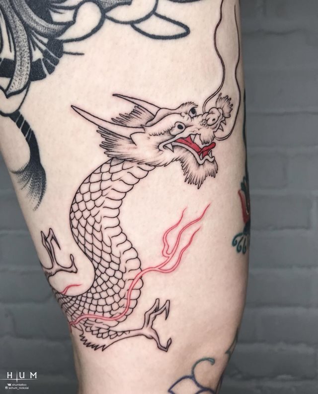 tattoo femenino con un dragon 11