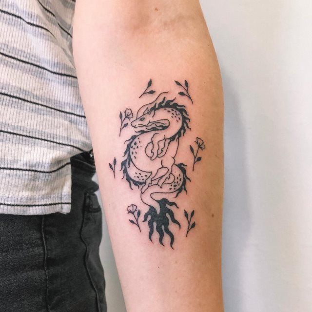 tattoo femenino con un dragon 12
