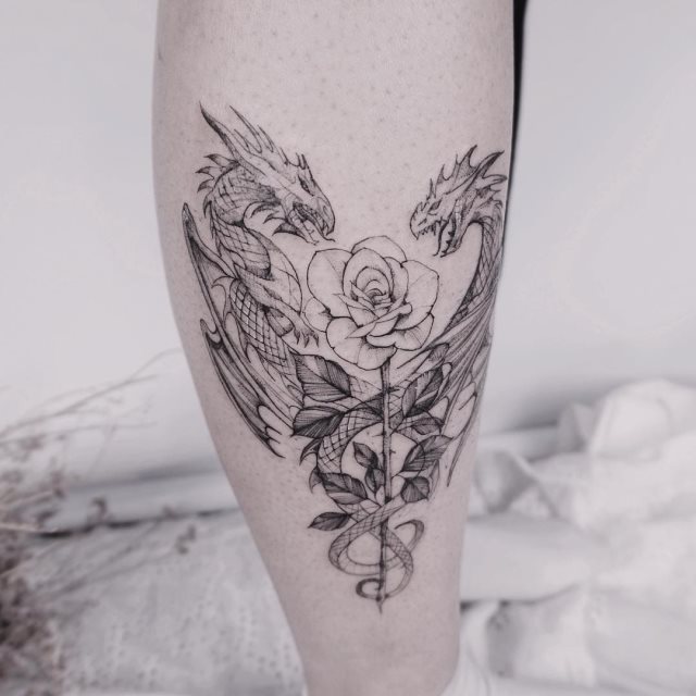 tattoo femenino con un dragon 13