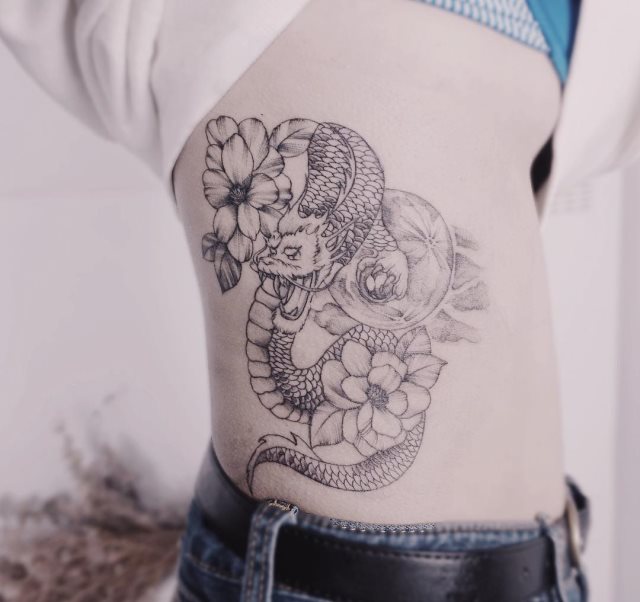 tattoo femenino con un dragon 14