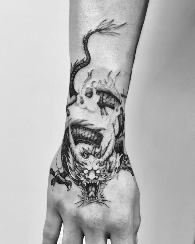 tattoo femenino con un dragon 15