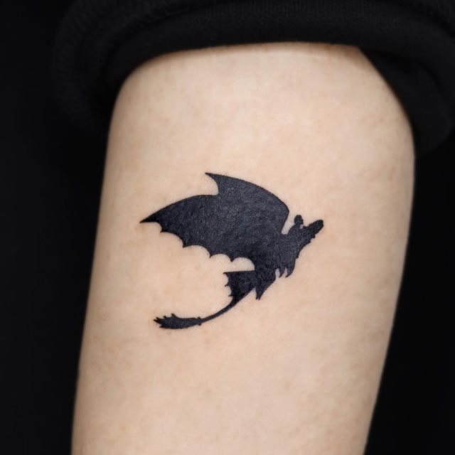 tattoo femenino con un dragon 17