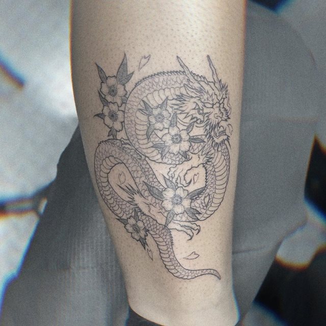 tattoo femenino con un dragon 19