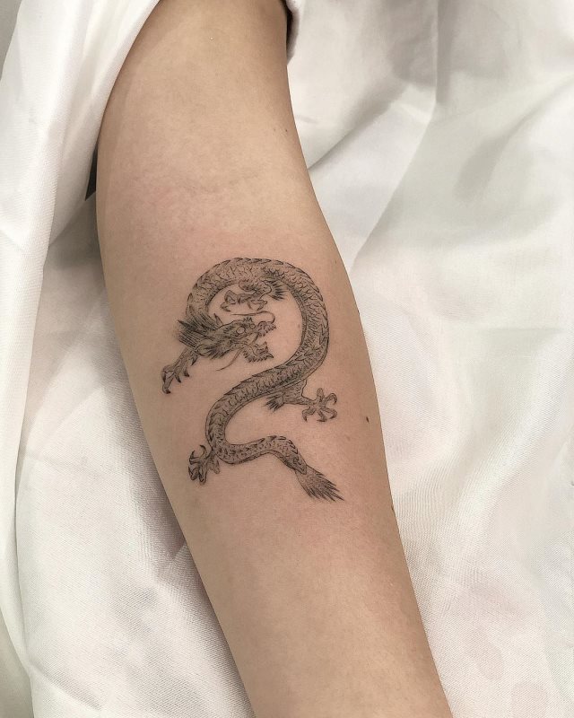 tattoo femenino con un dragon 20
