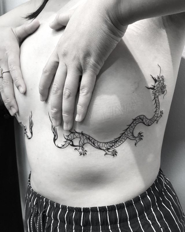 tattoo femenino con un dragon 22