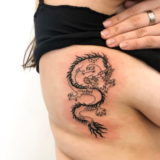 tattoo femenino con un dragon 23