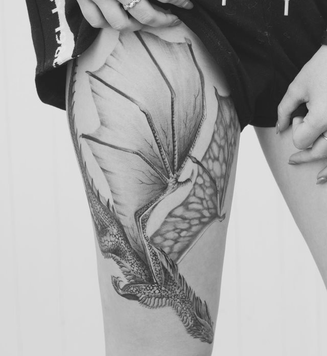 tattoo femenino con un dragon 24