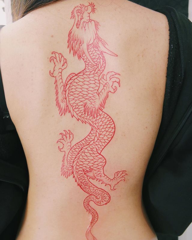 tattoo femenino con un dragon 25