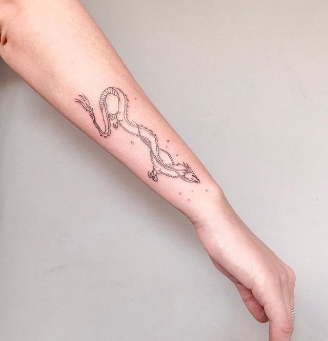 tattoo femenino con un dragon 26