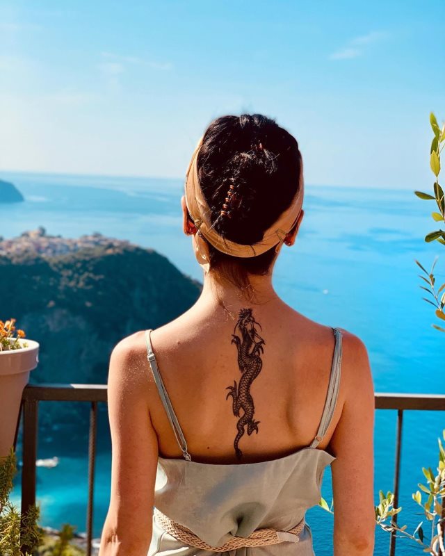 tattoo femenino con un dragon 27