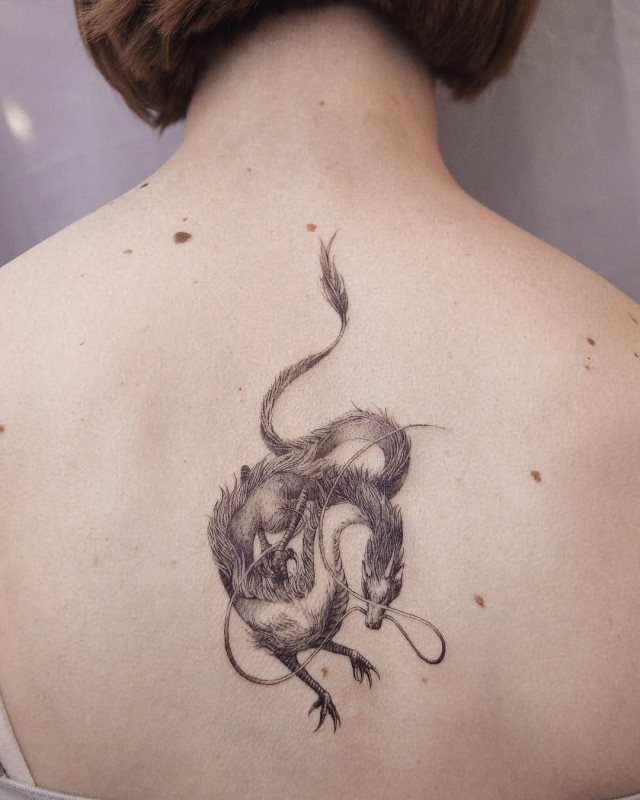 tattoo femenino con un dragon 28