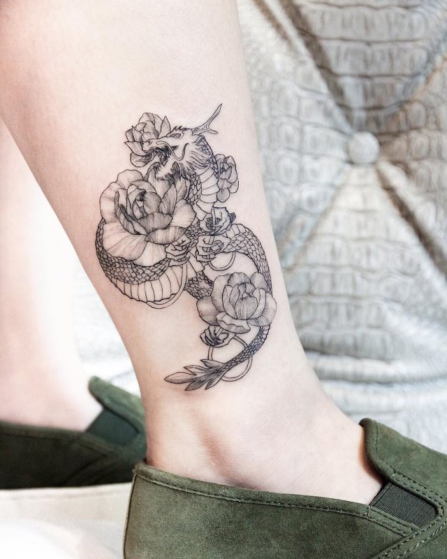 tattoo femenino con un dragon 29