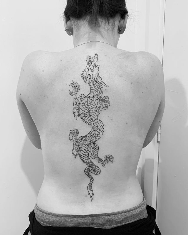 tattoo femenino con un dragon 30