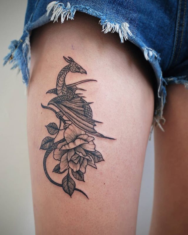 tattoo femenino con un dragon 31