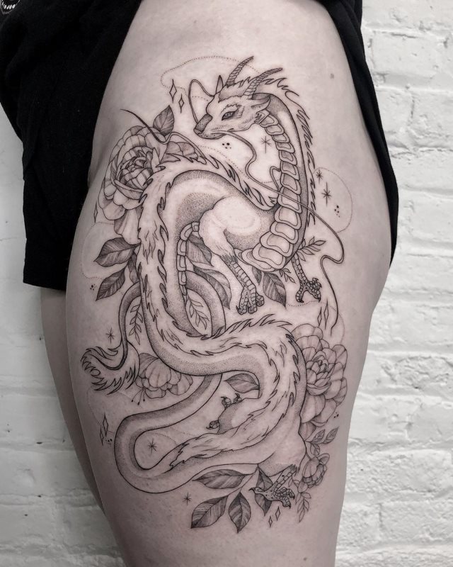 tattoo femenino con un dragon 32
