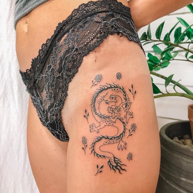 tattoo femenino con un dragon 33
