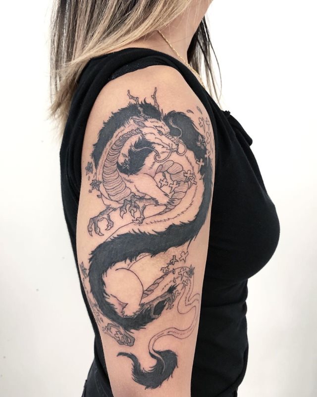 tattoo femenino con un dragon 34
